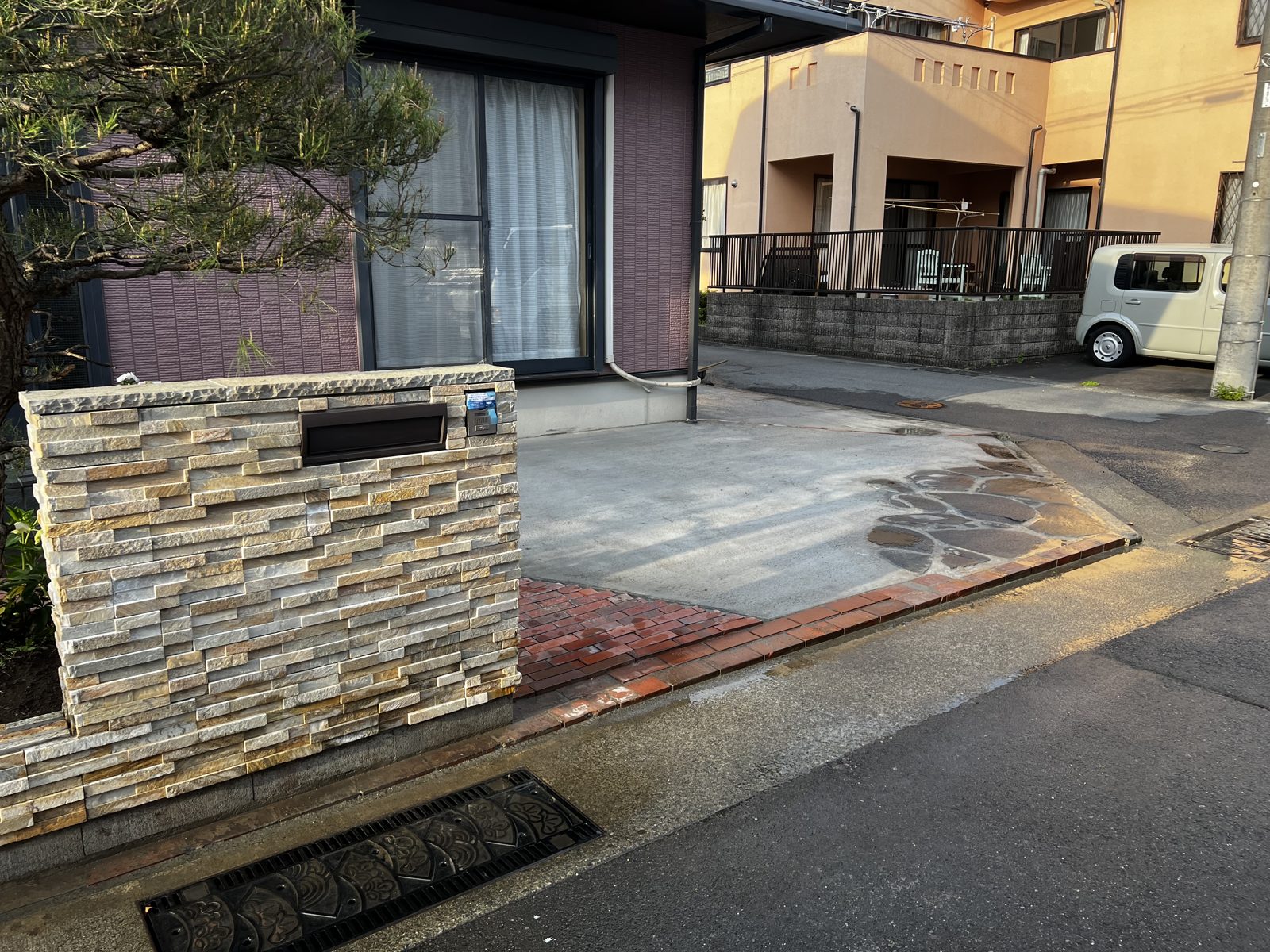 石張りの門柱と駐車場まわりの外構